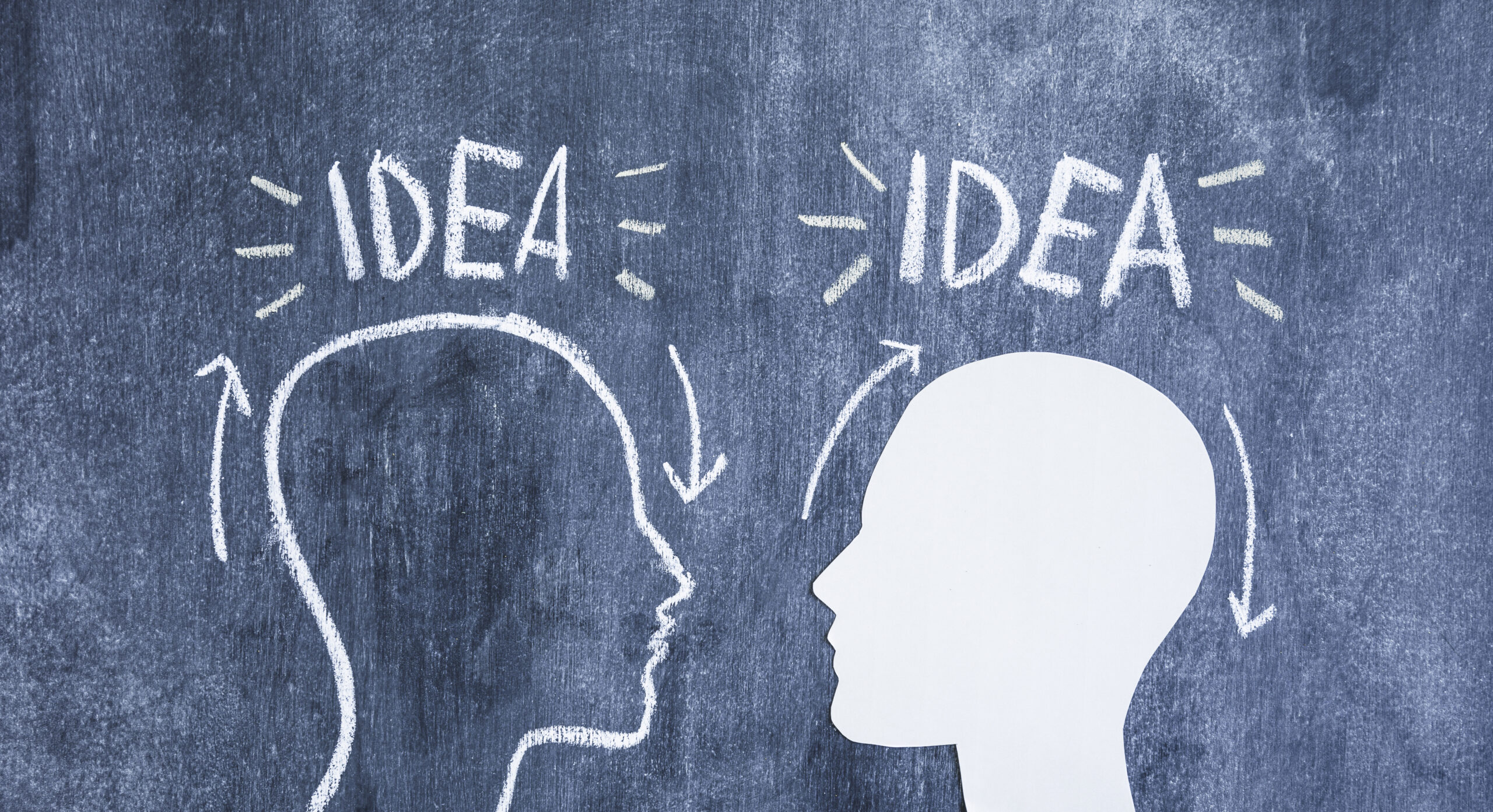 Deux silhouettes de visage face à face illustrant l'échange et l'accordage entre le thérapeute et le patient, symbole de la relation de confiance.